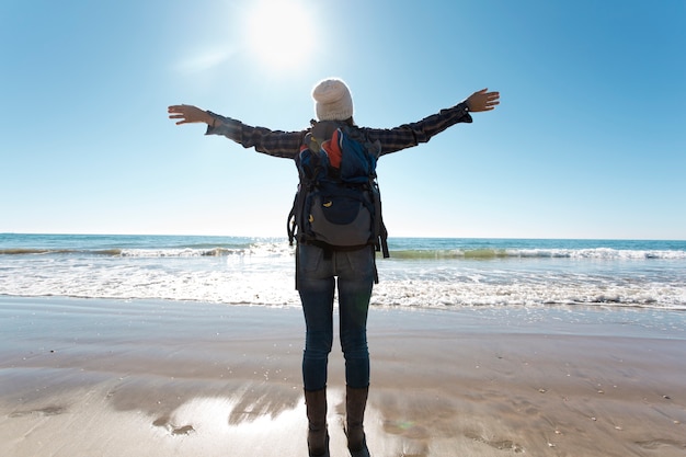 Foto gratuita donna vista posteriore vicino mare