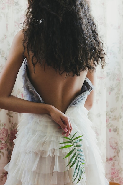 Free photo back view woman olding leaf