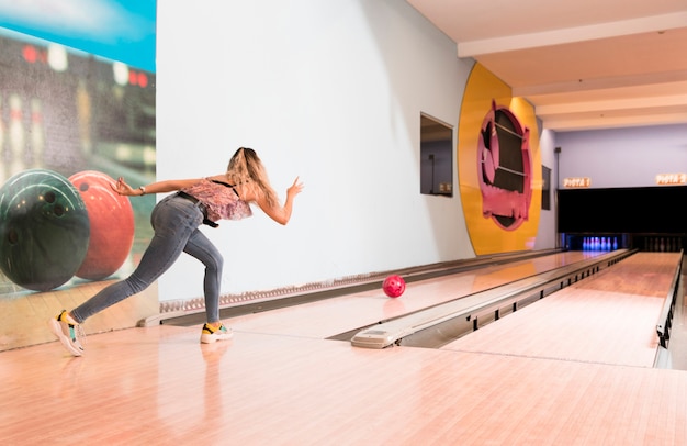 Foto gratuita vista posteriore donna che gioca a bowling