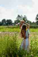 Foto gratuita donna di vista posteriore in posa in natura