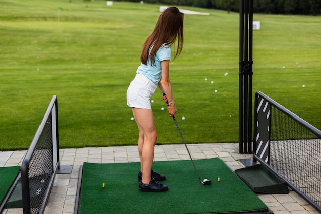 골프를 연습하는 여자의 후면 모습