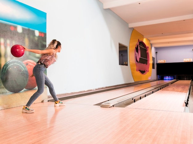 Palla da bowling lancio donna vista posteriore