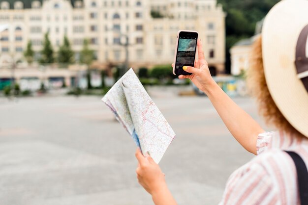 地図と一人旅の背面図女性