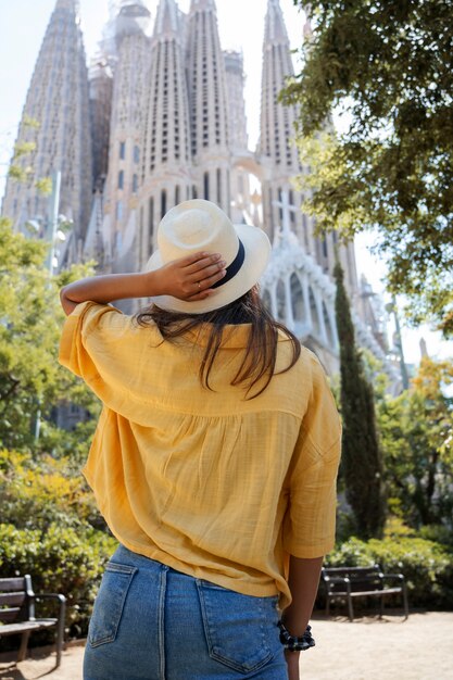 一人旅の背面図女性