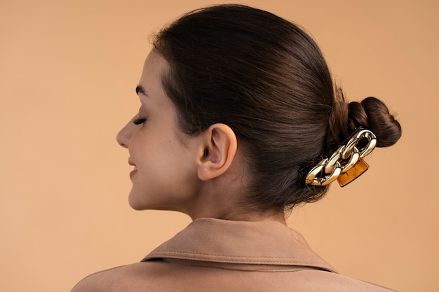 Foto gratuita donna di vista posteriore che porta grande fermaglio per capelli