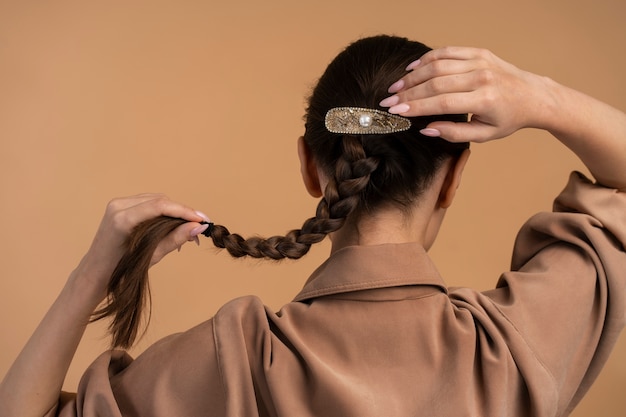 Free photo back view woman wearing big hair clip