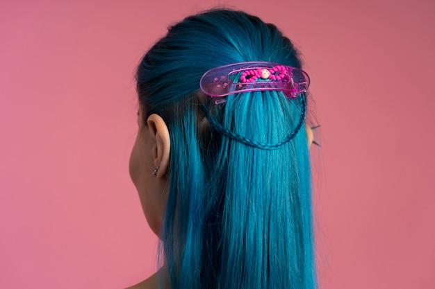 Free photo back view woman  wearing pink hair clip