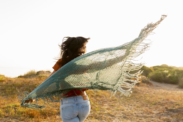 Вид сзади женщины с шарфом беззаботной на открытом воздухе