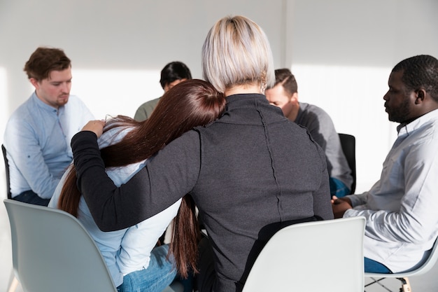 Vista posteriore donne che si incoraggiano a vicenda