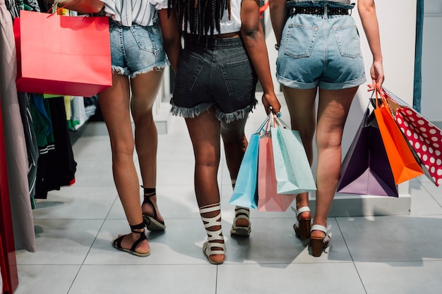 Free photo back view of women at shopping