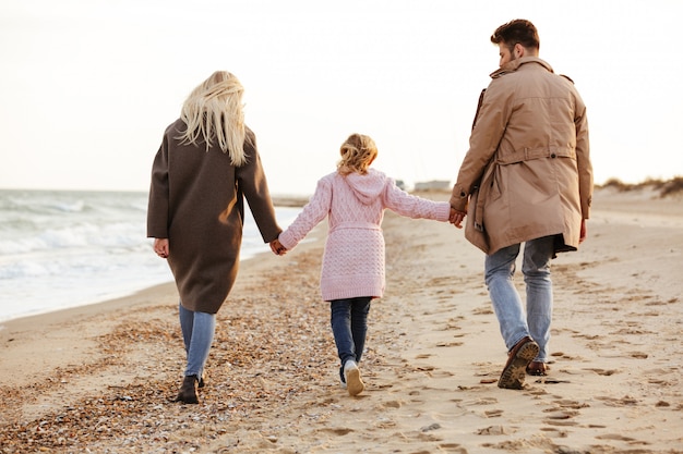 Vista posteriore di una giovane famiglia con una figlia piccola