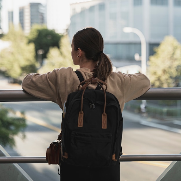 背面図若い女性観光客