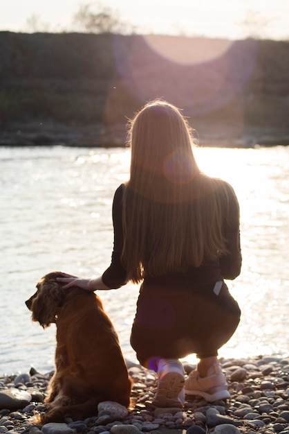 Вид сзади молодая женщина со своей собакой
