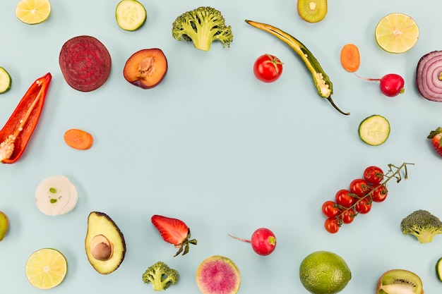 Foto gratuita sfondo blu con verdure e frutta copia spazio