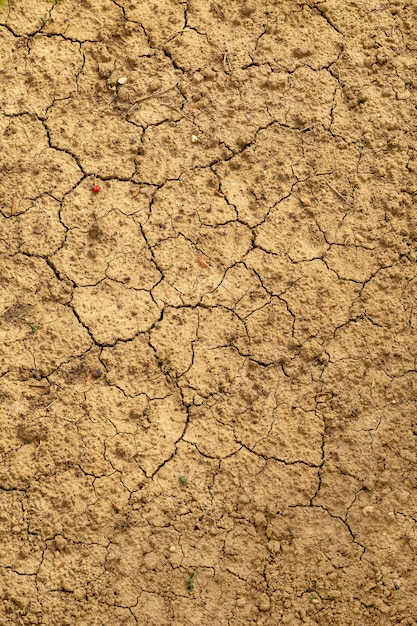 き裂を有する茶色のコンクリート表面の背景