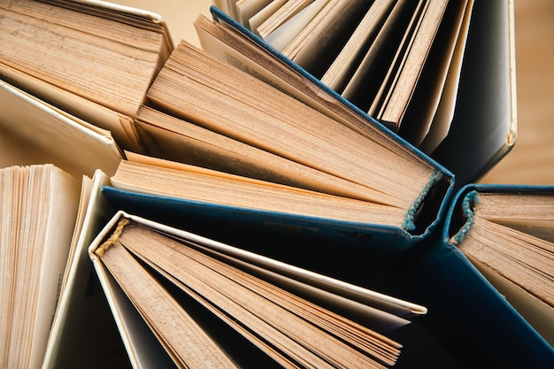 Фон из старых книг в библиотеке крупным планом