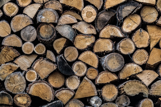 Бесплатное фото Фон сложены нарезанные дрова в поленнице