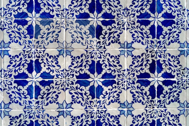 Фоновая фотография старинной португальской плитки в сине-белых тонах