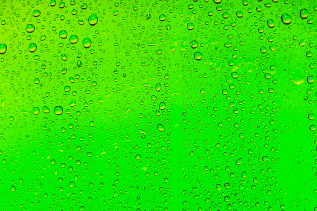 背景の雨の滴が近づいている