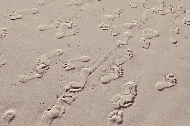 Фон песчаной поверхности со следами людей