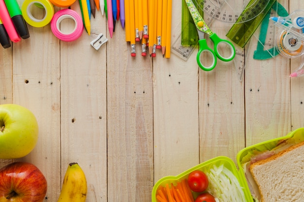 学校のスナックと用品の背景