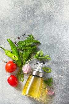 Фон специи, травы и зелень выбор специй, трав и оливкового масла копирование пространства Premium Фотографии