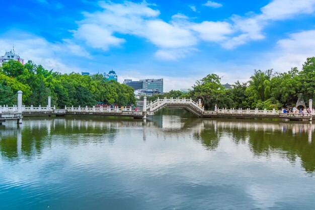 背景の水美しい緑のアーキテクチャなしの人々