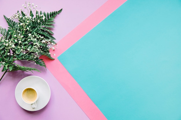 Foto gratuita sfondo con caffè e foglie