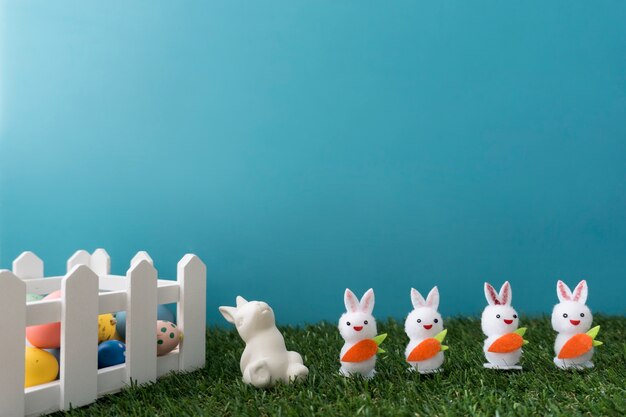 イースターの日のための着色された卵とウサギと背景