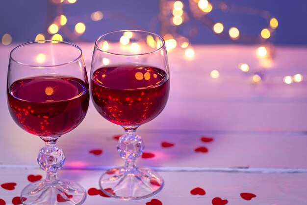 Valentine39s 日の概念のためのワインのロマンチックなディナーのグラスと背景