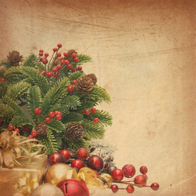Бесплатное фото Старинные рождественские фон с венком подарочных ягод и блесна