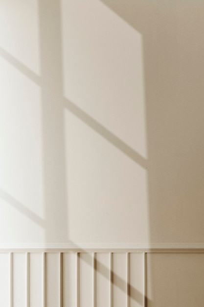 Бесплатное фото Фон с тенью окна в золотой час