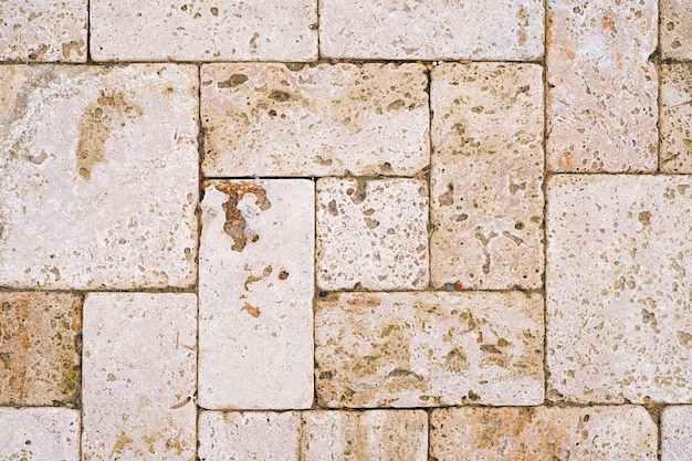 Фон с желтыми сшитыми плитками из природного песчаника глины. Натуральный натуральный камень для интерьера и ремонта. Укладка тротуаров и дорог