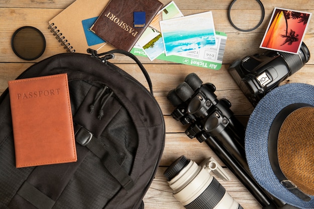 여권과 카메라와 함께 여행을 위해 포장된 배낭