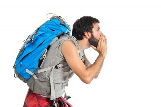 Backpacker gridando su sfondo bianco isolato