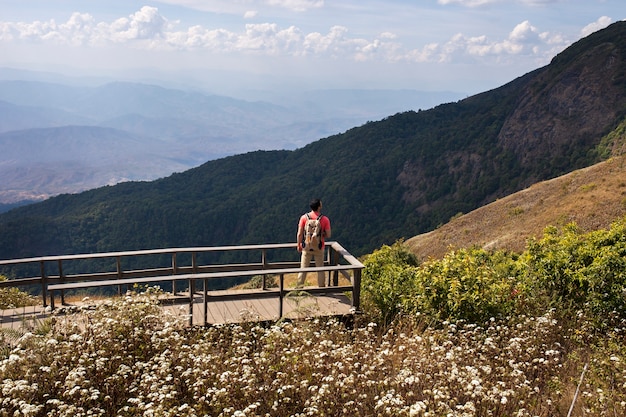 Foto gratuita backpacker sulla piattaforma panoramica