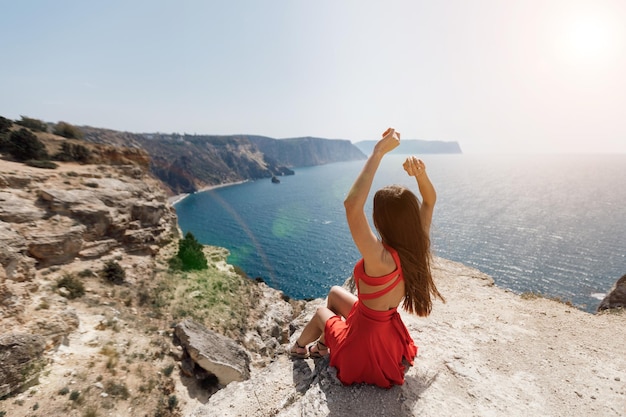 海の近くの裏側の女性