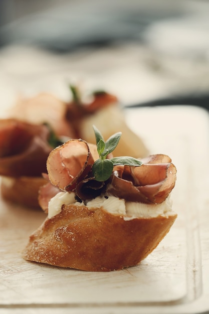 Foto gratuita spuntini al bacon. tapas spagnole tradizionali