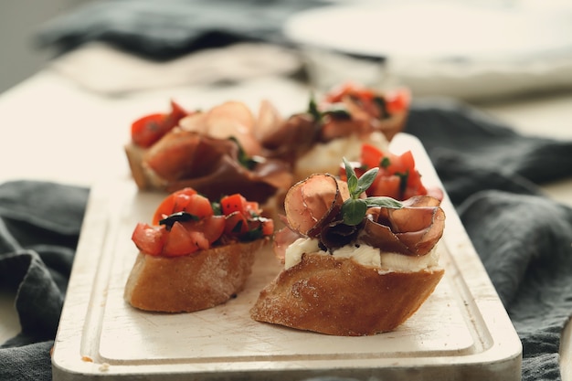 Foto gratuita spuntini al bacon. tapas spagnole tradizionali