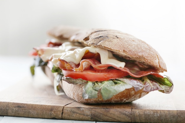 Foto gratuita panino con pancetta, pomodoro e formaggio