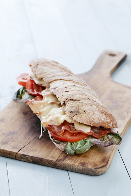 Panino con pancetta, pomodoro e formaggio