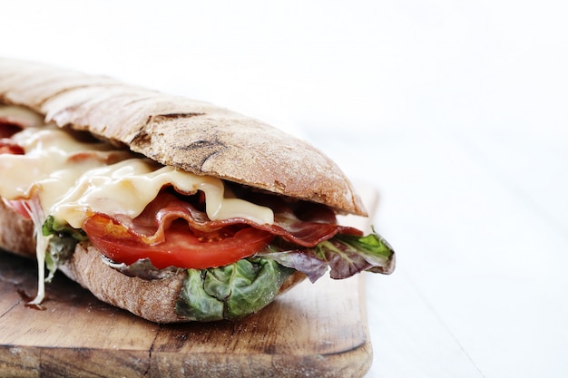 Foto gratuita panino al formaggio grigliato pancetta e pomodoro