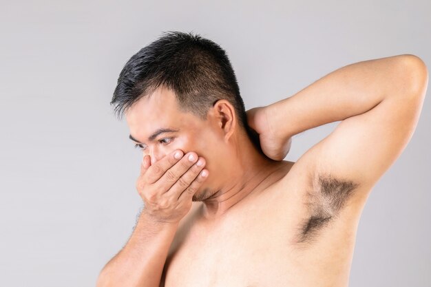 彼女のきれいな新鮮な脇の下をなでるきれいな女性の肖像画 無料の写真