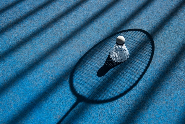 Free photo badminton concept with racket and shuttlecock