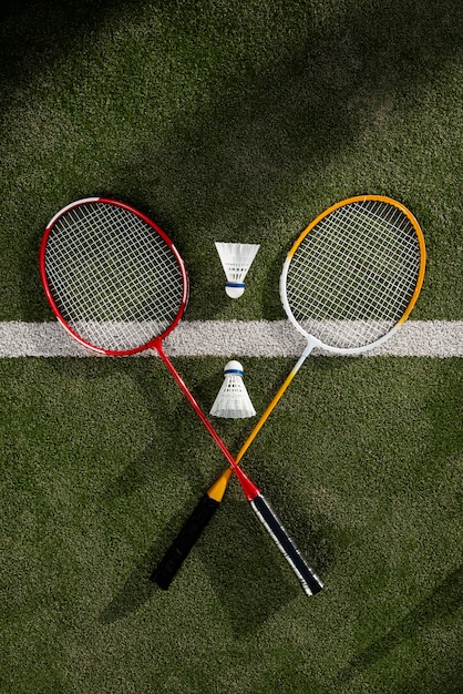 Free photo badminton concept with shuttlecock and racket