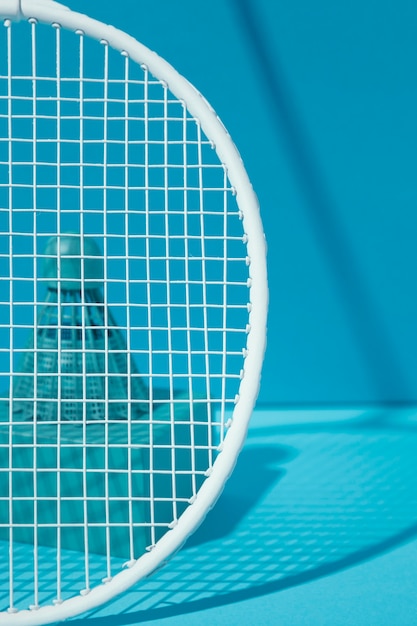 Foto gratuita racchetta da badminton e volano blu