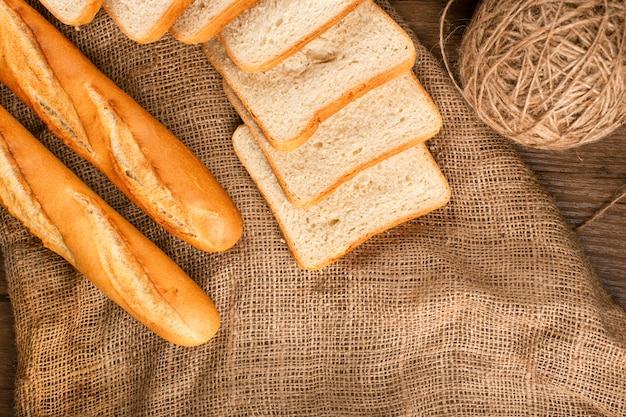 어두운 빵과 흰 빵 조각으로 바게트