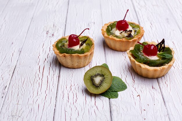 Baked baskets with fruits and sweet cream