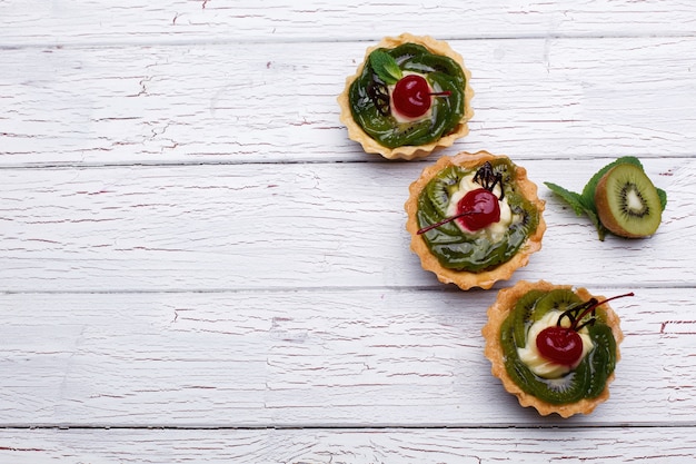 Baked baskets with fruits and sweet cream