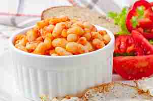 Foto gratuita fagioli cotti in salsa di pomodoro delicata